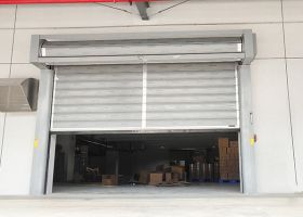 長沙垂直提升門廠家具有隔熱+隔音+保溫等優點