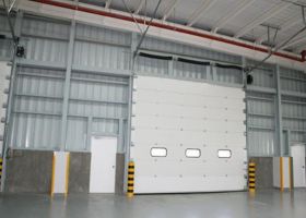 廣州奇翔工業提升門使用特點